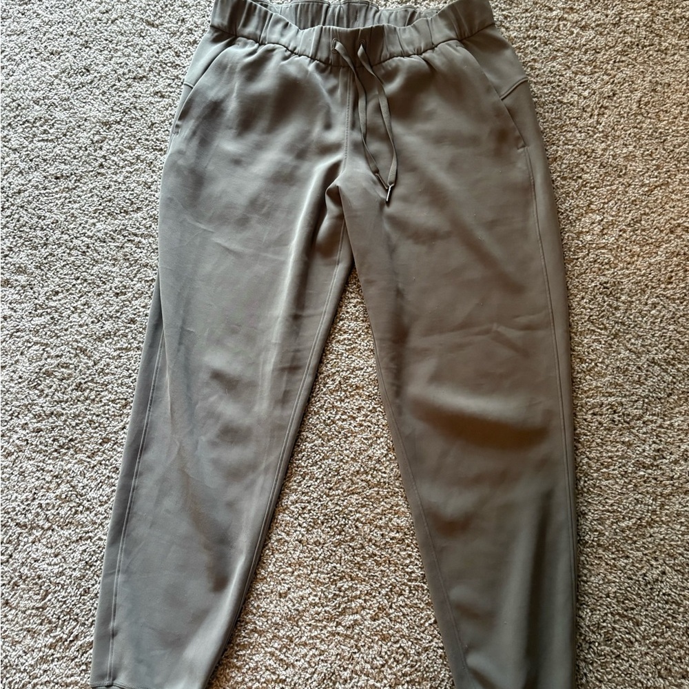 ✨ lululemon athletica On The Fly Jogger in Grey Sage ✨